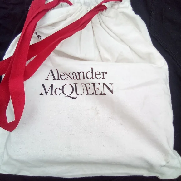 Alexander McQueen Red Skull Handbag with Diamond Eyes - Picture 4 of 6